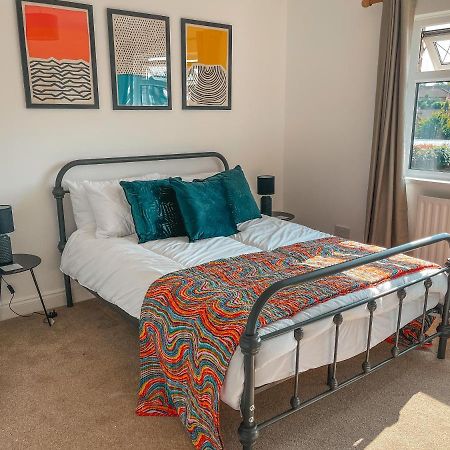 Staybynumbers - Spacious Three Bed House Royal Hillsborough Bagian luar foto
