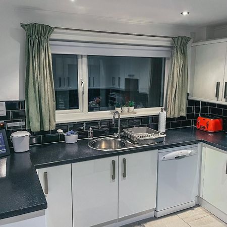 Staybynumbers - Spacious Three Bed House Royal Hillsborough Bagian luar foto