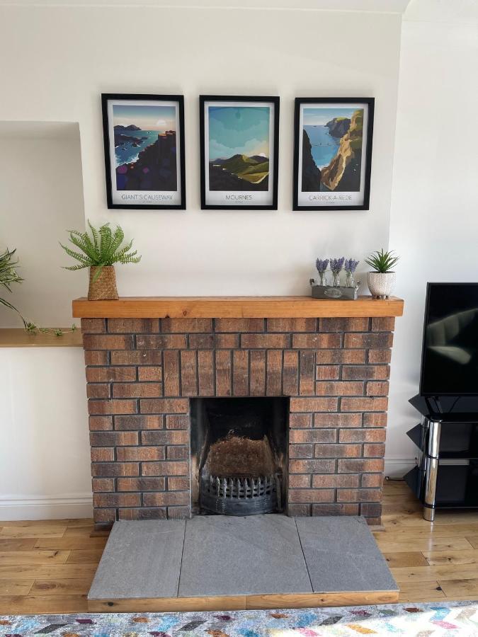 Staybynumbers - Spacious Three Bed House Royal Hillsborough Bagian luar foto