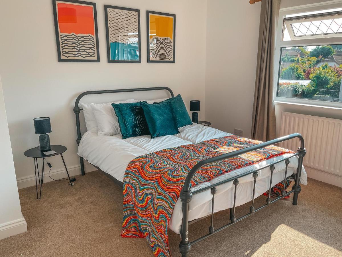 Staybynumbers - Spacious Three Bed House Royal Hillsborough Bagian luar foto