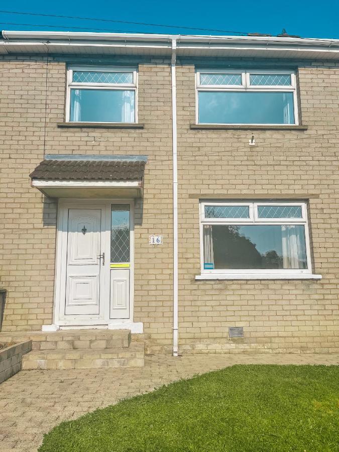Staybynumbers - Spacious Three Bed House Royal Hillsborough Bagian luar foto
