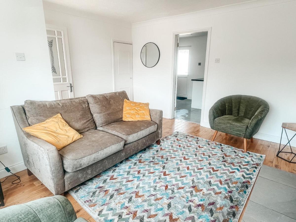 Staybynumbers - Spacious Three Bed House Royal Hillsborough Bagian luar foto