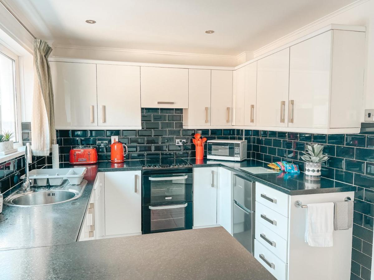 Staybynumbers - Spacious Three Bed House Royal Hillsborough Bagian luar foto