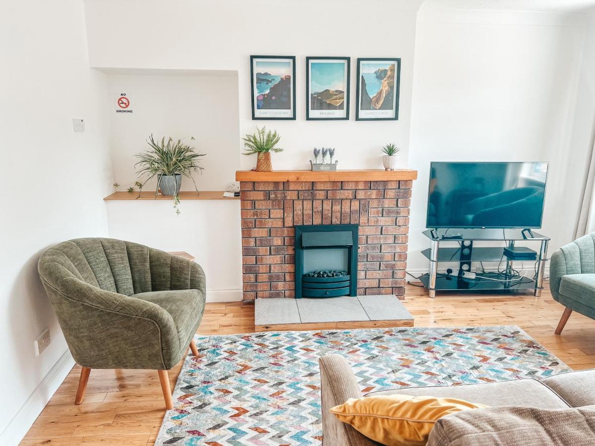 Staybynumbers - Spacious Three Bed House Royal Hillsborough Bagian luar foto