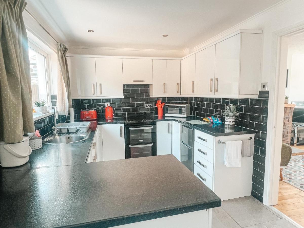 Staybynumbers - Spacious Three Bed House Royal Hillsborough Bagian luar foto