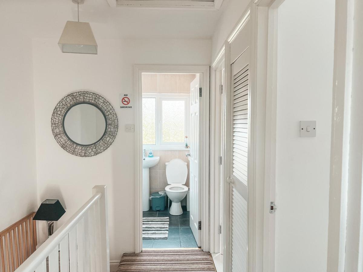Staybynumbers - Spacious Three Bed House Royal Hillsborough Bagian luar foto