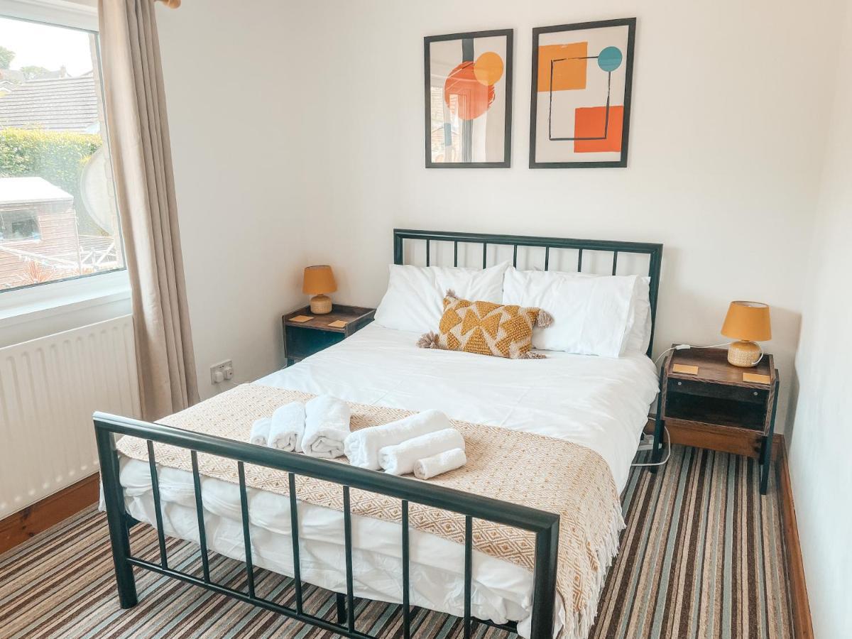 Staybynumbers - Spacious Three Bed House Royal Hillsborough Bagian luar foto