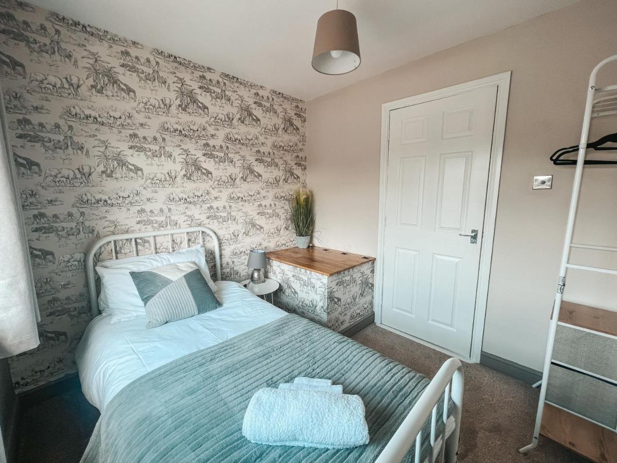Staybynumbers - Spacious Three Bed House Royal Hillsborough Bagian luar foto