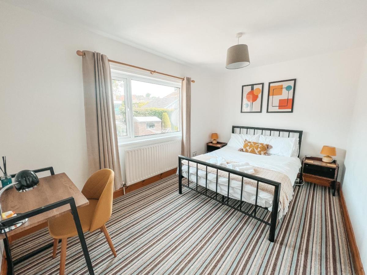 Staybynumbers - Spacious Three Bed House Royal Hillsborough Bagian luar foto