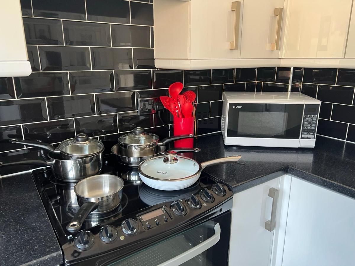 Staybynumbers - Spacious Three Bed House Royal Hillsborough Bagian luar foto