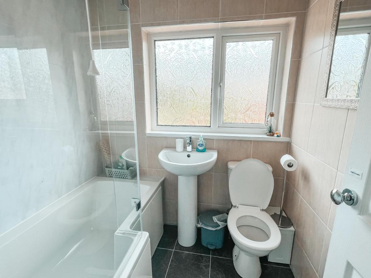 Staybynumbers - Spacious Three Bed House Royal Hillsborough Bagian luar foto