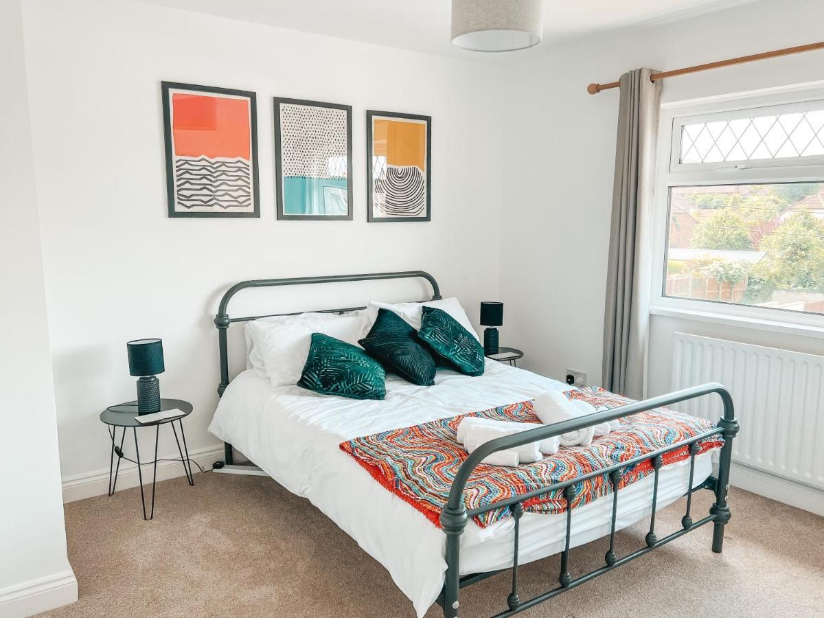 Staybynumbers - Spacious Three Bed House Royal Hillsborough Bagian luar foto