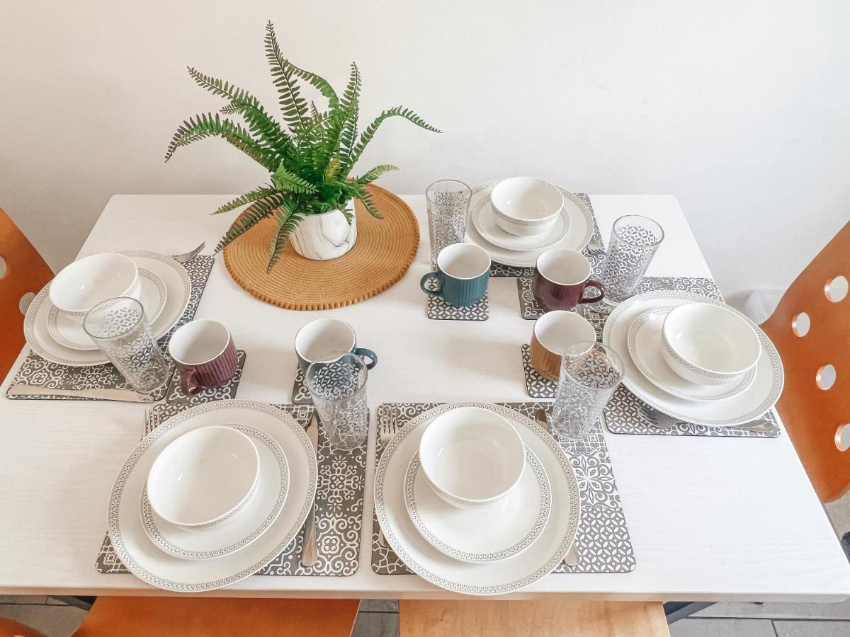 Staybynumbers - Spacious Three Bed House Royal Hillsborough Bagian luar foto