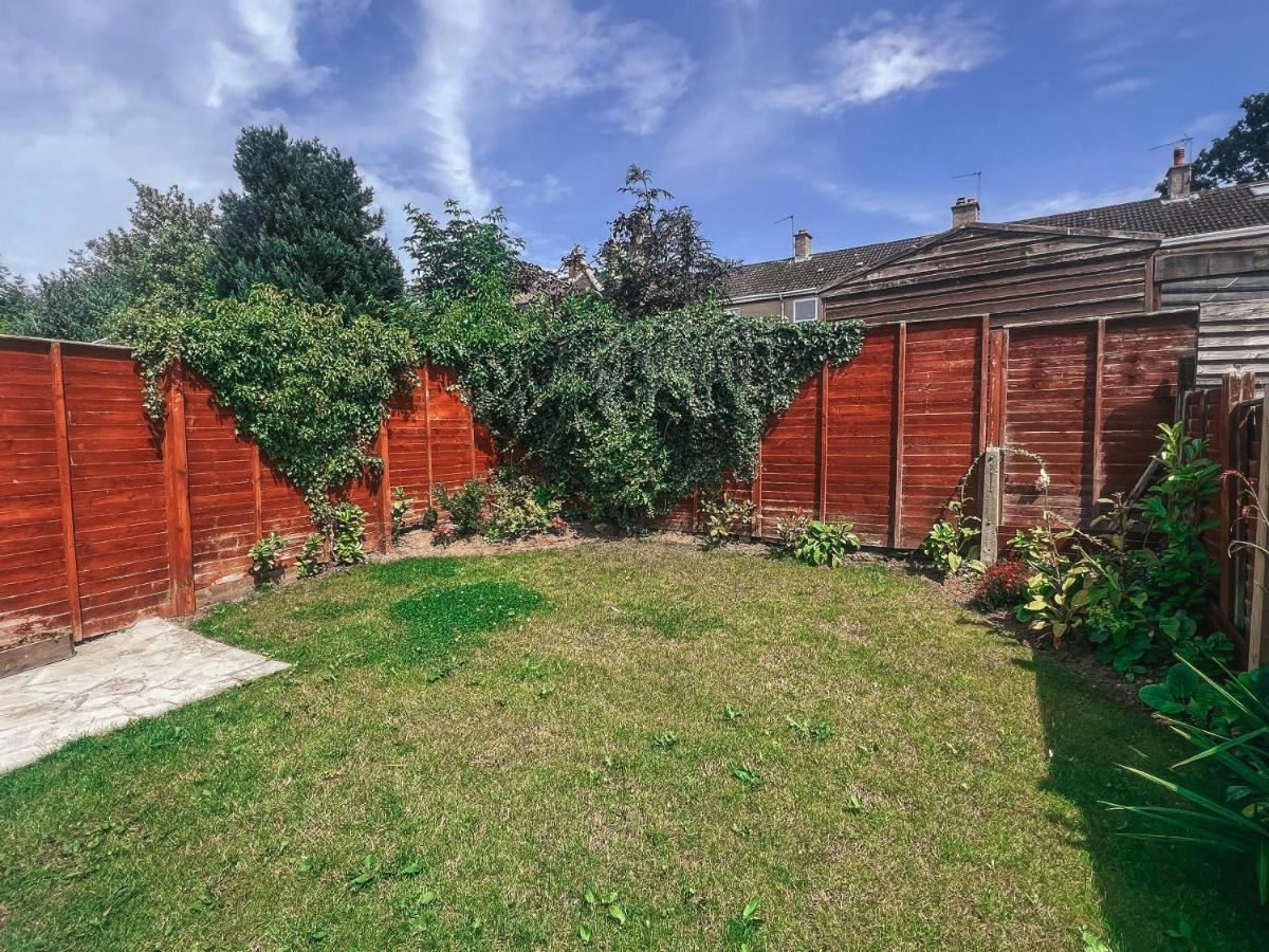 Staybynumbers - Spacious Three Bed House Royal Hillsborough Bagian luar foto