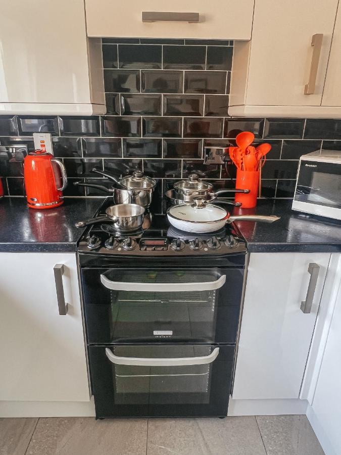 Staybynumbers - Spacious Three Bed House Royal Hillsborough Bagian luar foto