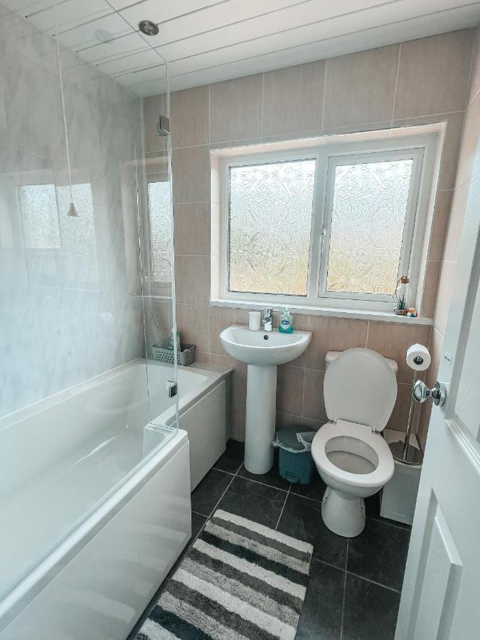 Staybynumbers - Spacious Three Bed House Royal Hillsborough Bagian luar foto