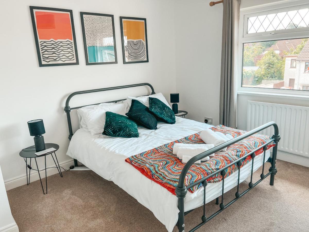 Staybynumbers - Spacious Three Bed House Royal Hillsborough Bagian luar foto