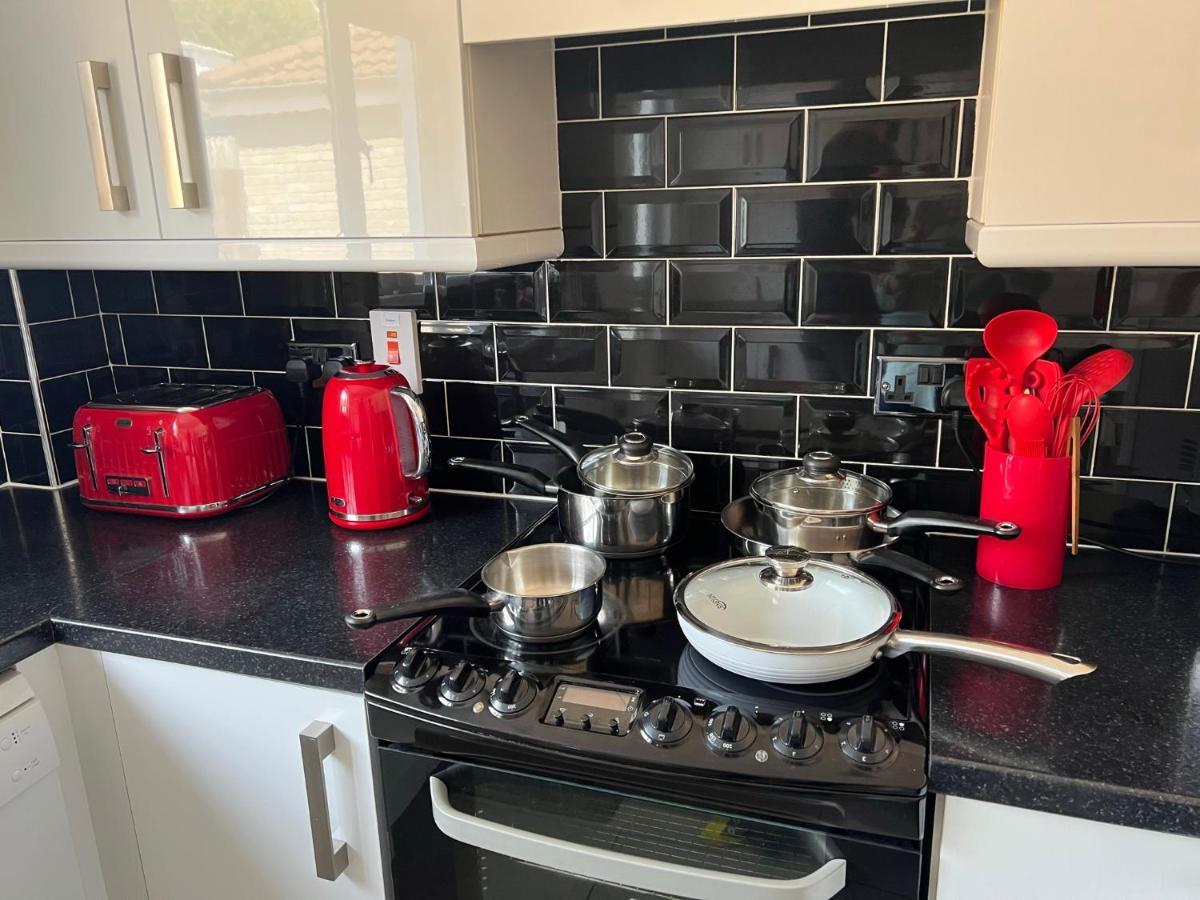 Staybynumbers - Spacious Three Bed House Royal Hillsborough Bagian luar foto