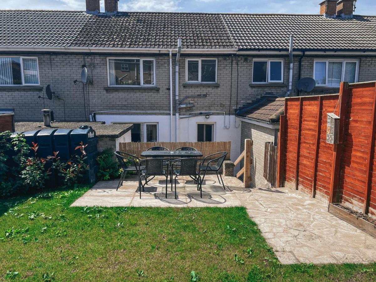Staybynumbers - Spacious Three Bed House Royal Hillsborough Bagian luar foto