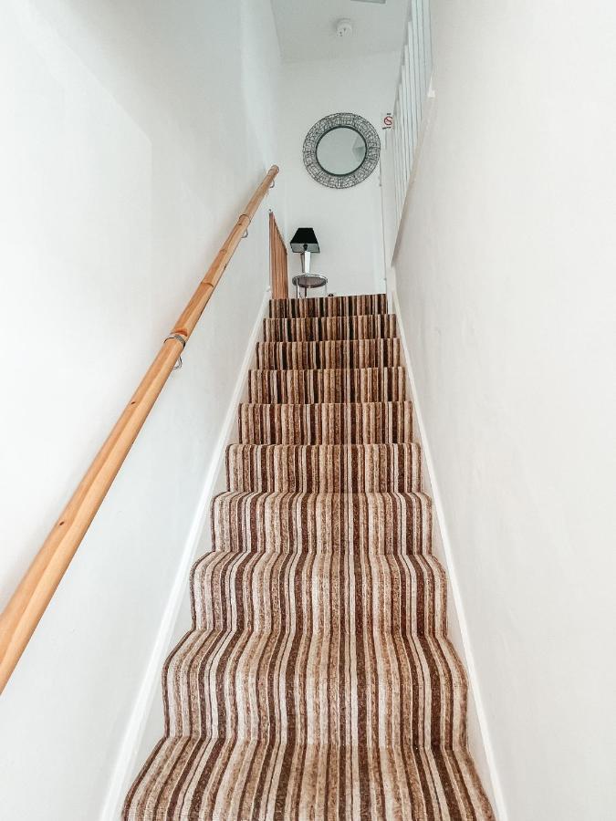 Staybynumbers - Spacious Three Bed House Royal Hillsborough Bagian luar foto