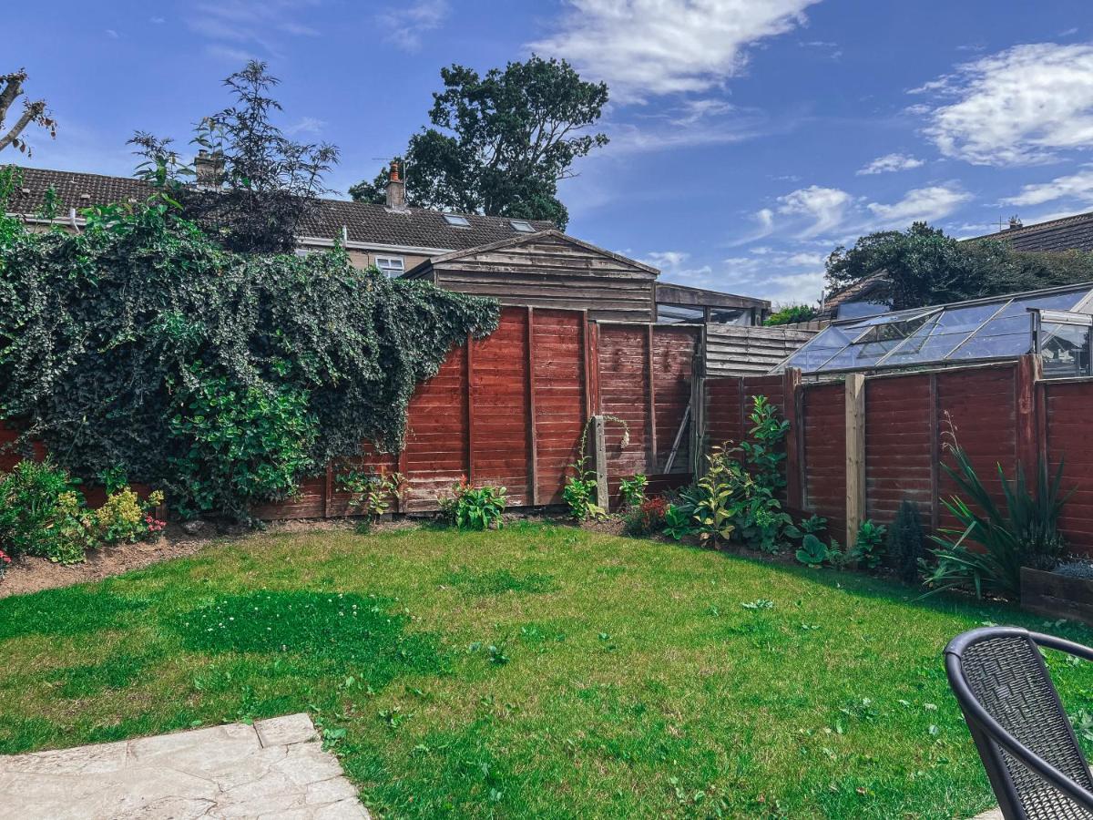 Staybynumbers - Spacious Three Bed House Royal Hillsborough Bagian luar foto