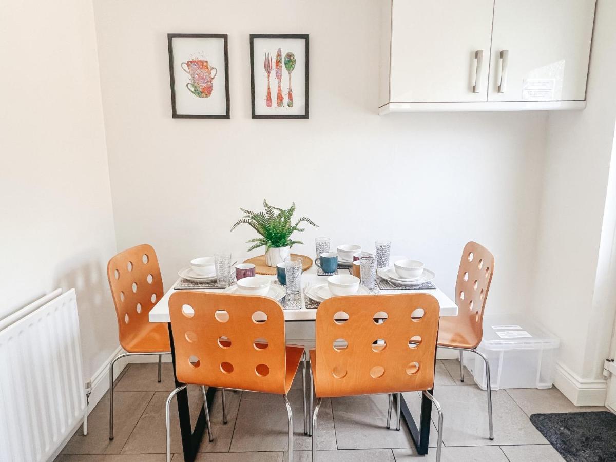 Staybynumbers - Spacious Three Bed House Royal Hillsborough Bagian luar foto