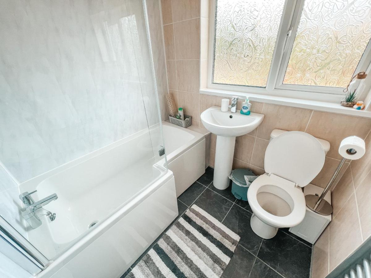 Staybynumbers - Spacious Three Bed House Royal Hillsborough Bagian luar foto
