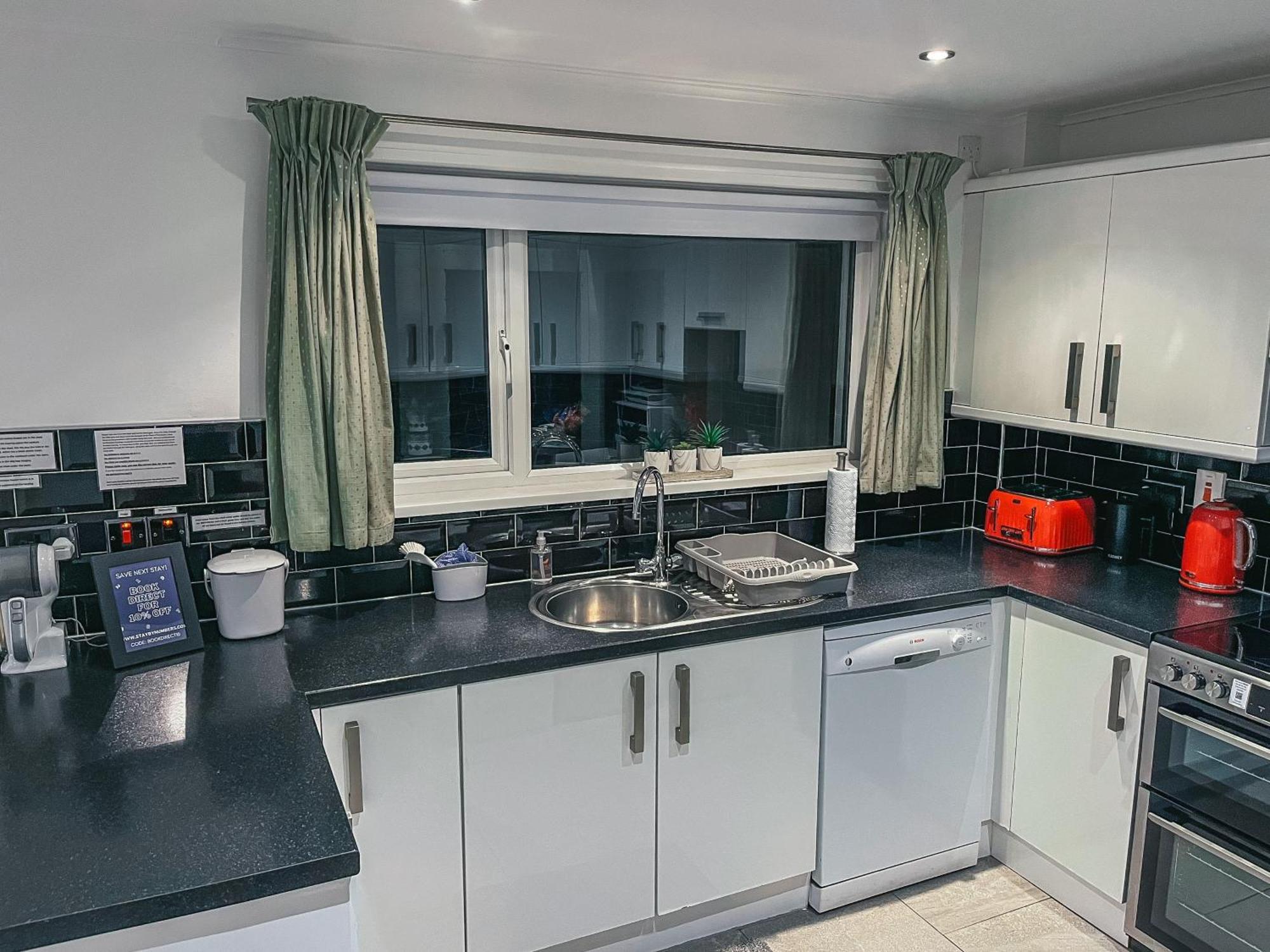 Staybynumbers - Spacious Three Bed House Royal Hillsborough Bagian luar foto