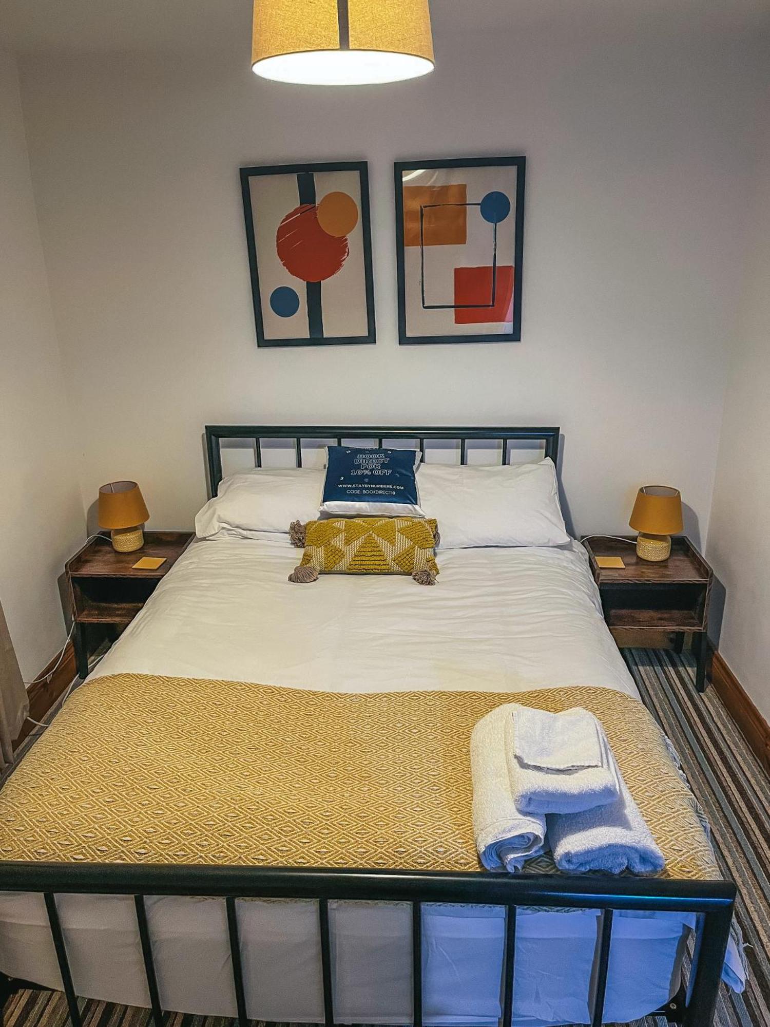 Staybynumbers - Spacious Three Bed House Royal Hillsborough Bagian luar foto
